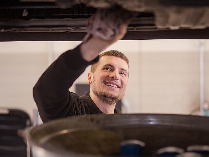 Ausbildung - Automobilkaufmann | KFZ-Mechatroniker (m/w/d) Arbeitsplatz KFZ Mechaniker in Solingen